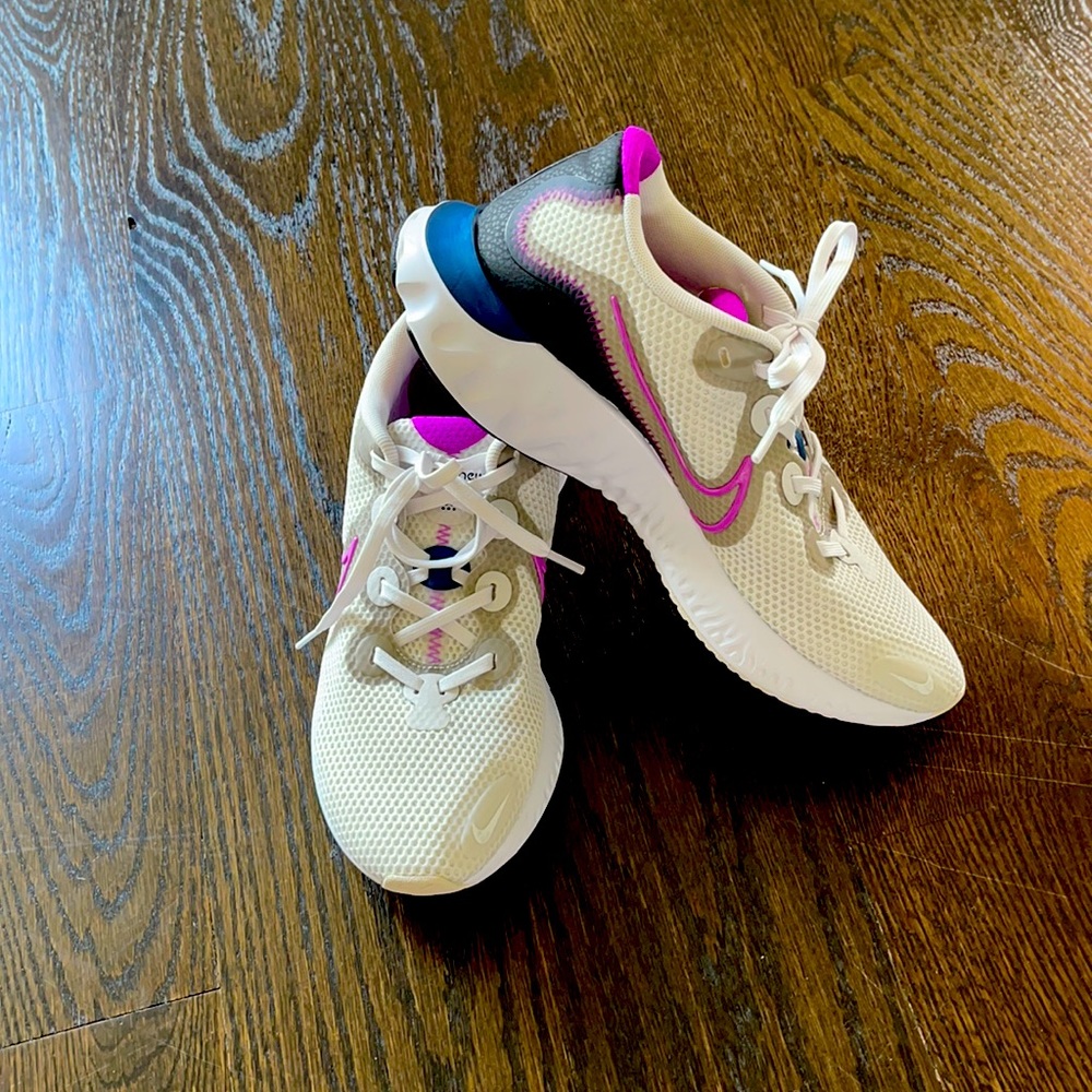 Like new Nike renew tennis shoes size 9